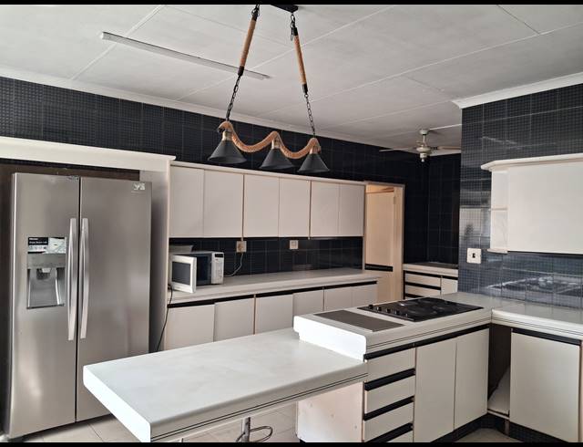 5 BEDROOM FREESTANDING FOR SALE IN MANZIL PARK
